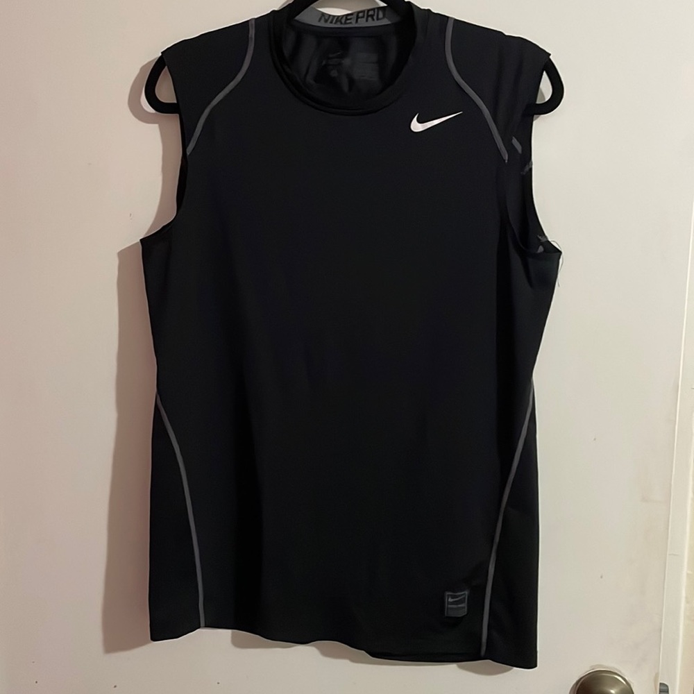 Nike men’s sleeveless fitted Nike pro dri-fit. Black. Size M.